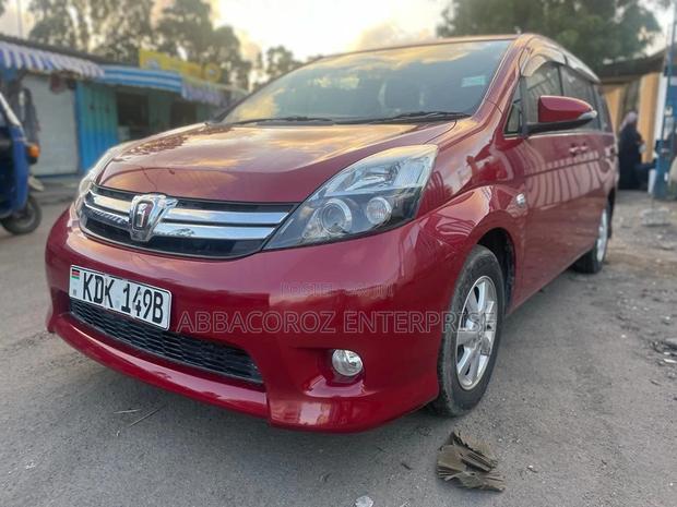 Toyota ISIS 1.8 Platana 2WD 2015 Red