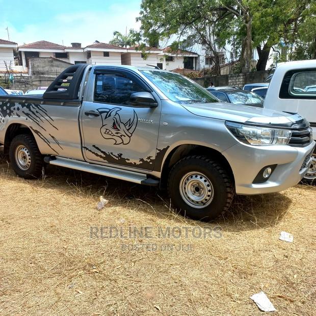 2016 Hilux Toyota Silver - Stylish and Capable Pickup