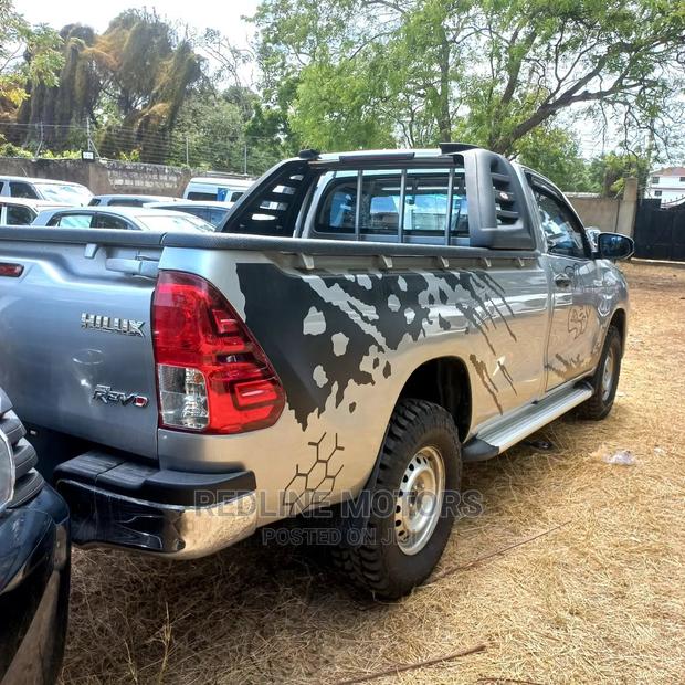 2016 Hilux Toyota Silver - Stylish and Capable Pickup