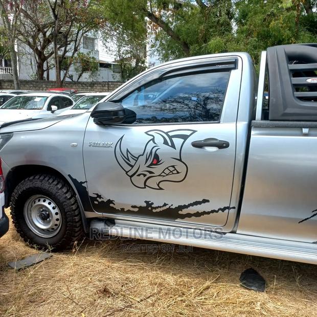 2016 Hilux Toyota Silver - Stylish and Capable Pickup