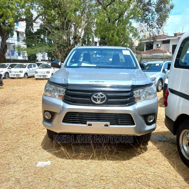 2016 Hilux Toyota Silver - Stylish and Capable Pickup