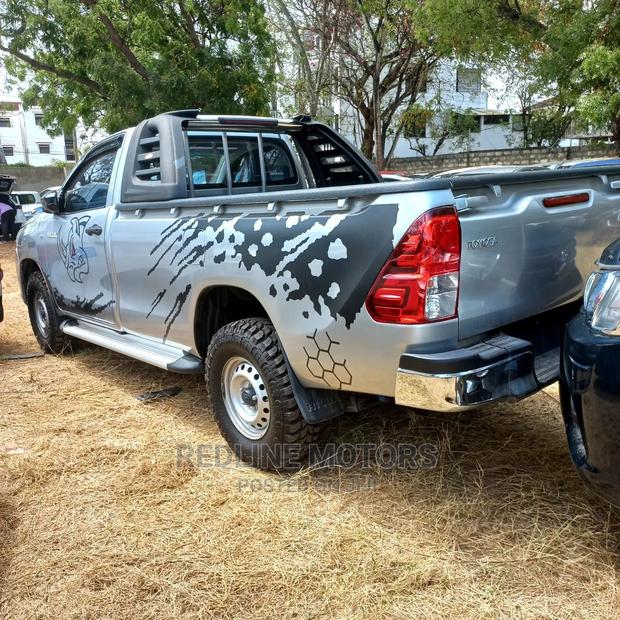 2016 Hilux Toyota Silver - Stylish and Capable Pickup