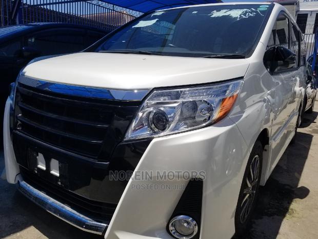 2015 Toyota Noah 2.0 AWD - 7-Passenger Minivan