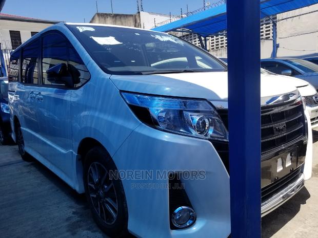 2015 Toyota Noah 2.0 AWD - 7-Passenger Minivan