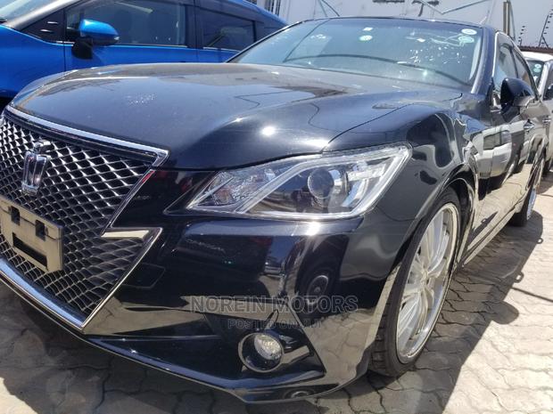 Black 2015 Toyota Crown Majesta 2.5 AWD Hybrid - Elegant and Powerful