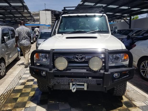 Beige 4.5 V8 DLX 2015 Toyota Land Cruiser - Top-Tier 4x4 SUV