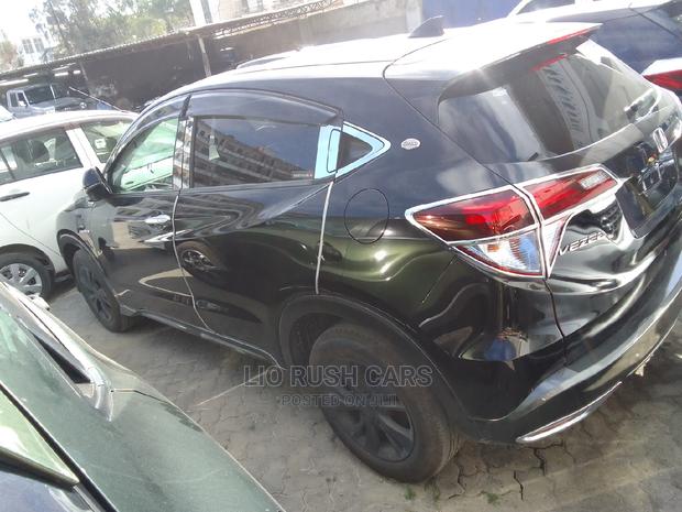 Green Honda Vezel 2016: Compact and Efficient SUV Choice