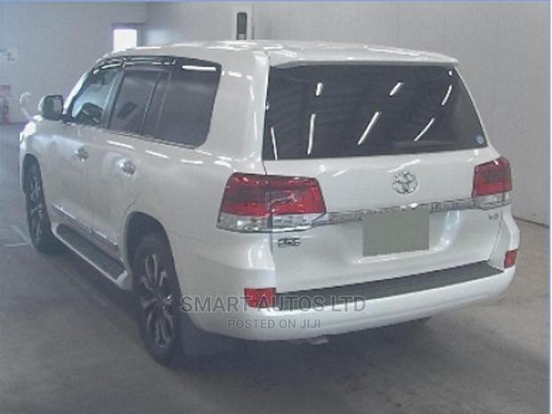 2017 Toyota Land Cruiser Pearl - Powerful and Elegant 4x4 for Off-Road Expeditions