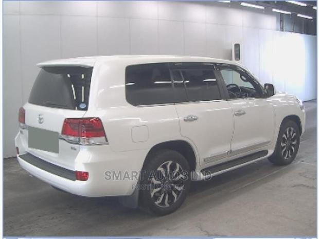 2017 Toyota Land Cruiser Pearl - Powerful and Elegant 4x4 for Off-Road Expeditions