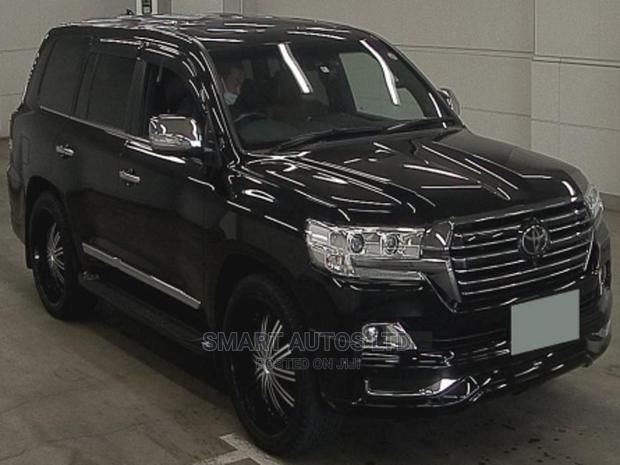 Black 2016 Land Cruiser Toyota: Sophisticated Off-Roading