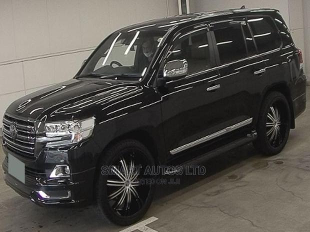 Black 2016 Land Cruiser Toyota: Sophisticated Off-Roading