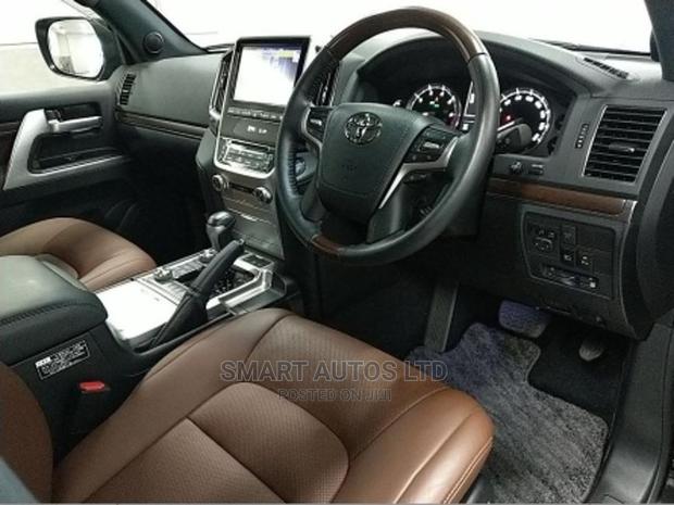 Black 2016 Land Cruiser Toyota: Sophisticated Off-Roading
