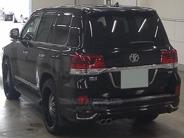 Black 2016 Land Cruiser Toyota: Sophisticated Off-Roading