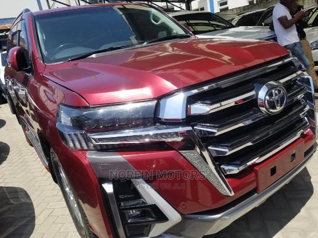 5.7 V8 VXR Red 2016 Toyota Land Cruiser: Premium Off-Road Vehicle