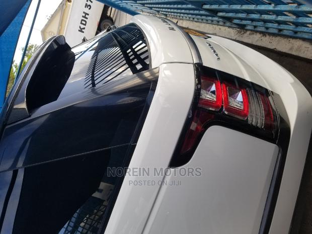 2015 Land Rover Range Rover Vogue White - Modern, Powerful, and Elegant SUV