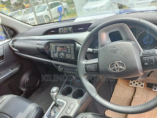 Blue Hilux 2016 Toyota - Perfect for Work and Leisure Activities