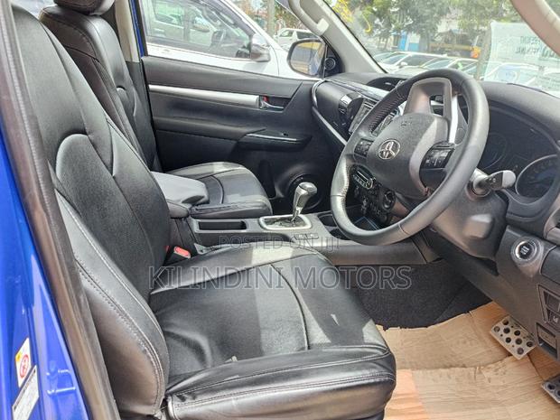 Blue Hilux 2016 Toyota - Perfect for Work and Leisure Activities