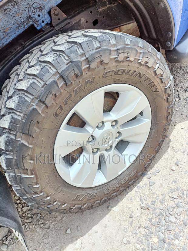 Blue Hilux 2016 Toyota - Perfect for Work and Leisure Activities