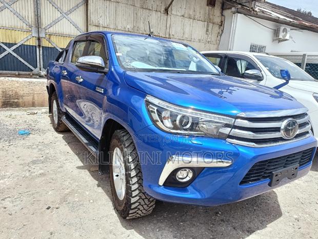 Blue Hilux 2016 Toyota - Perfect for Work and Leisure Activities