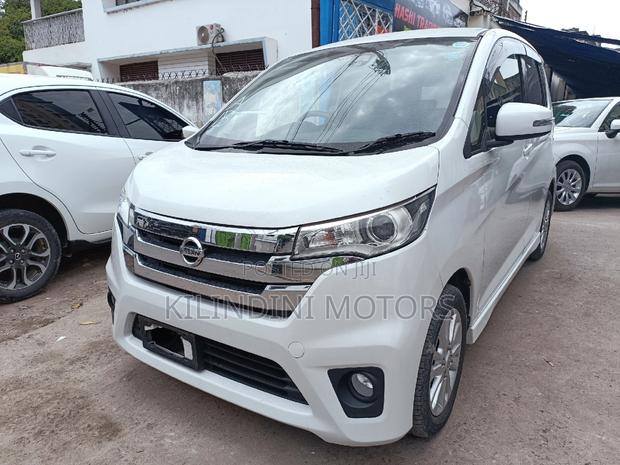 White 2016 Nissan Dayz: Spacious Compact Car for Your Commute