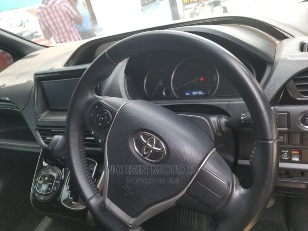 2015 Toyota Esquire 2.0 AWD - 7 Seater Black