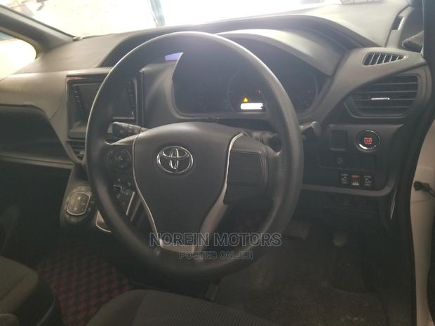 2015 Toyota Noah White Wagon 1.8 FWD Hybrid 7-Seater