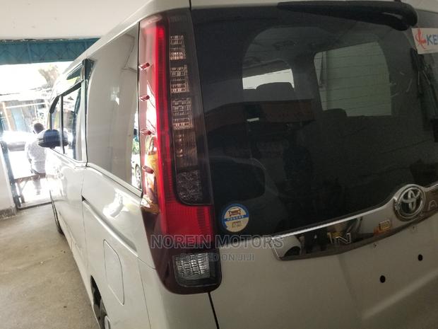 2015 Toyota Noah White Wagon 1.8 FWD Hybrid 7-Seater