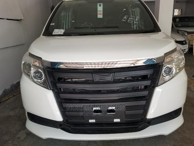 2015 Toyota Noah White Wagon 1.8 FWD Hybrid 7-Seater