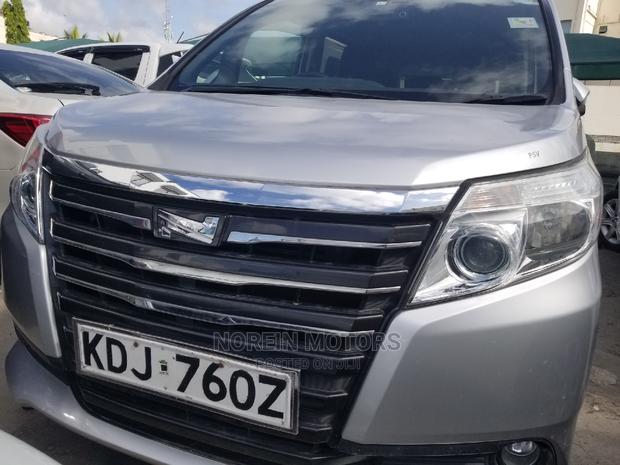 2015 Toyota Noah 2.0 AWD 8-Seater - Silver Comfortable