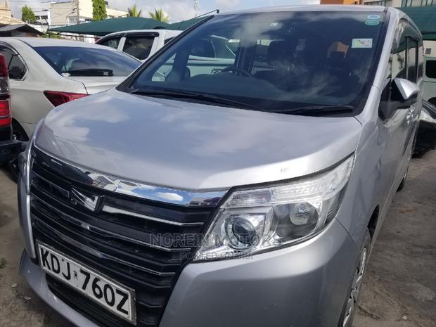 2015 Toyota Noah 2.0 AWD 8-Seater - Silver Comfortable
