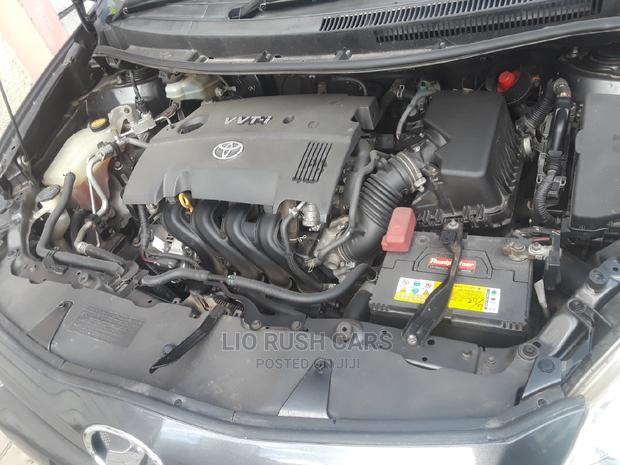 2010 Toyota Auris in Gray: Sleek Pre-owned Compact Sedan for Sale