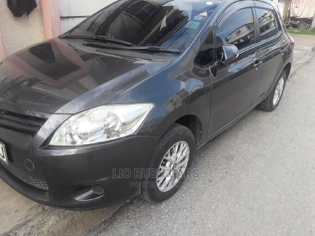 2010 Toyota Auris in Gray: Sleek Pre-owned Compact Sedan for Sale