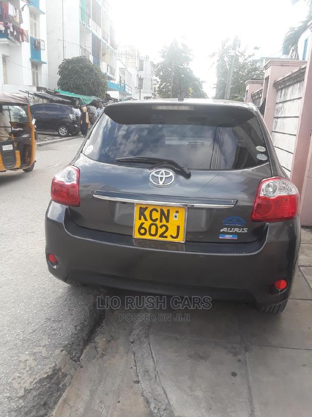 2010 Toyota Auris in Gray: Sleek Pre-owned Compact Sedan for Sale