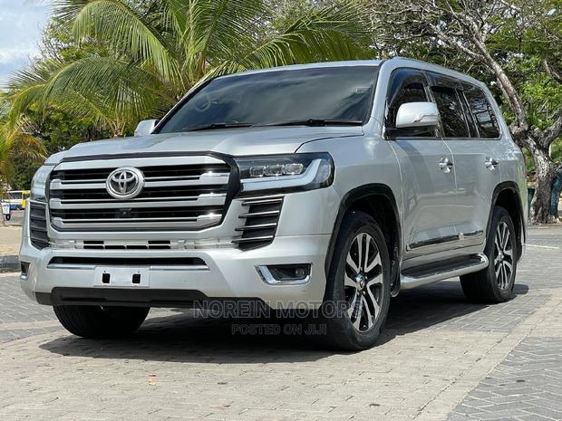 Silver 2015 Toyota Land Cruiser - Capable and Stylish Off-Road Vehicle