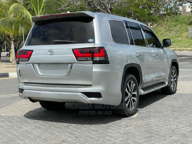 Silver 2015 Toyota Land Cruiser - Capable and Stylish Off-Road Vehicle