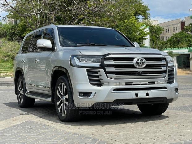 Silver 2015 Toyota Land Cruiser - Capable and Stylish Off-Road Vehicle