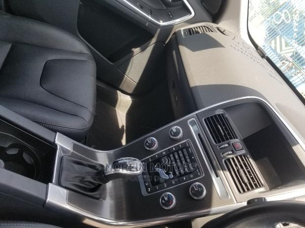 Black 2015 Volvo XC60 T5 FWD - A Stylish SUV for Your Journey
