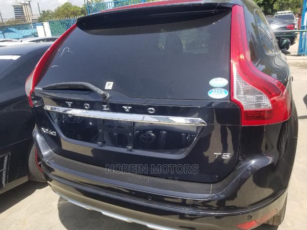 Black 2015 Volvo XC60 T5 FWD - A Stylish SUV for Your Journey