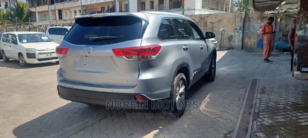 Used 2016 Toyota Kluger in Gray - Spacious and Reliable