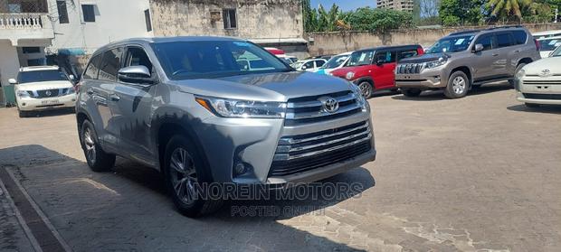 Used 2016 Toyota Kluger in Gray - Spacious and Reliable