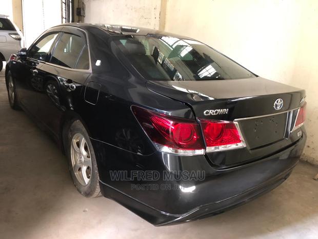 2015 Toyota Crown Black: Blackout Luxury Sedan