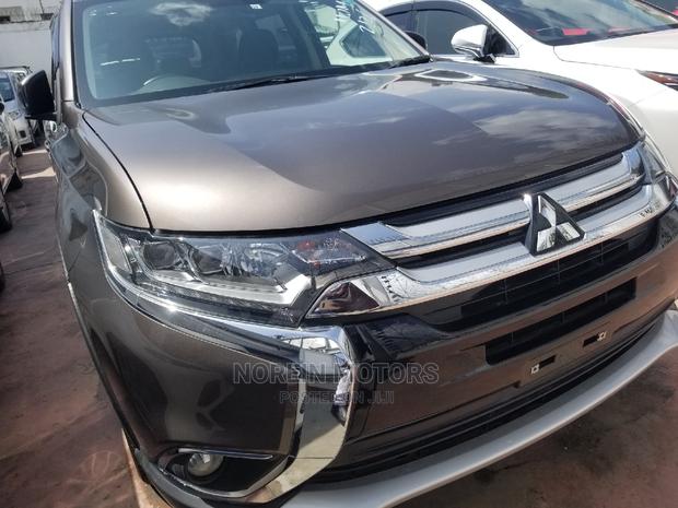 2015 Mitsubishi Outlander in Brown - Luxury and Power in a Brown SUV
