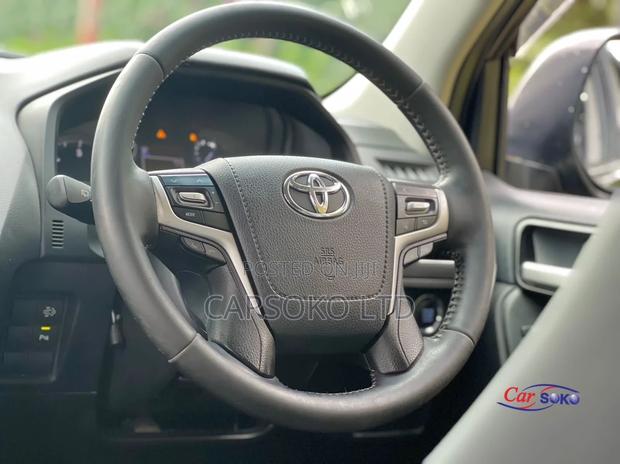 2015 Land Cruiser Black - Premium SUV with Off-Road Capability