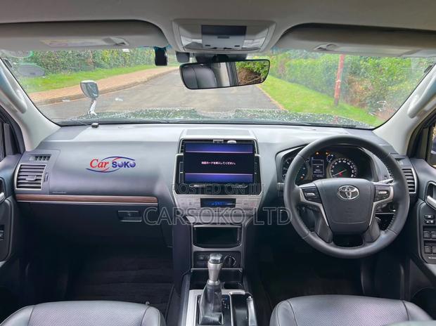2015 Land Cruiser Black - Premium SUV with Off-Road Capability
