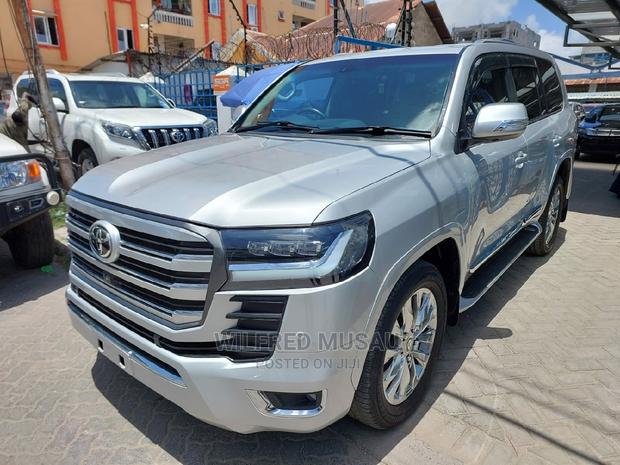 2015 Toyota Land Cruiser Silver: Luxury Off-Roading
