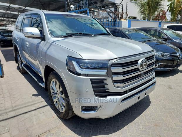 2015 Toyota Land Cruiser Silver: Luxury Off-Roading