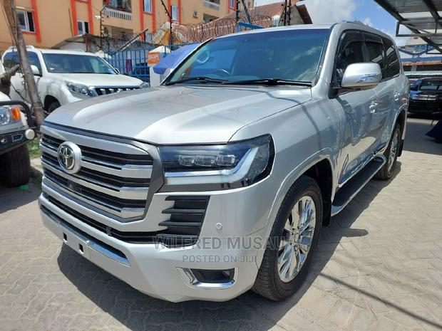 2015 Toyota Land Cruiser Silver: Luxury Off-Roading