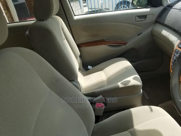 Toyota ISIS 1.8 L 4WD White 2015 - Pre-owned Car Sale
