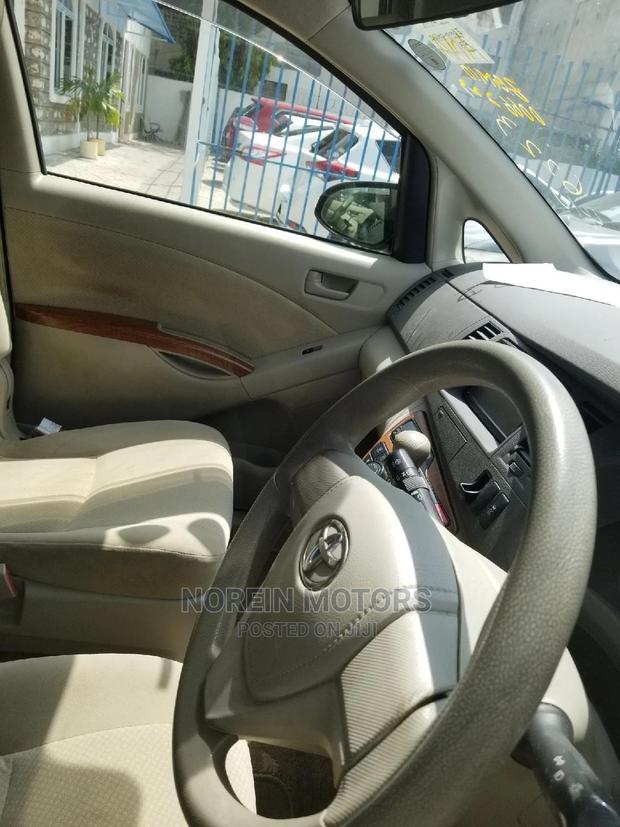 Toyota ISIS 1.8 L 4WD White 2015 - Pre-owned Car Sale