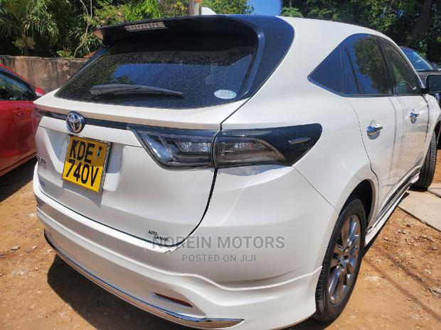 2014 Toyota Harrier Off-White: Sophisticated and Modern